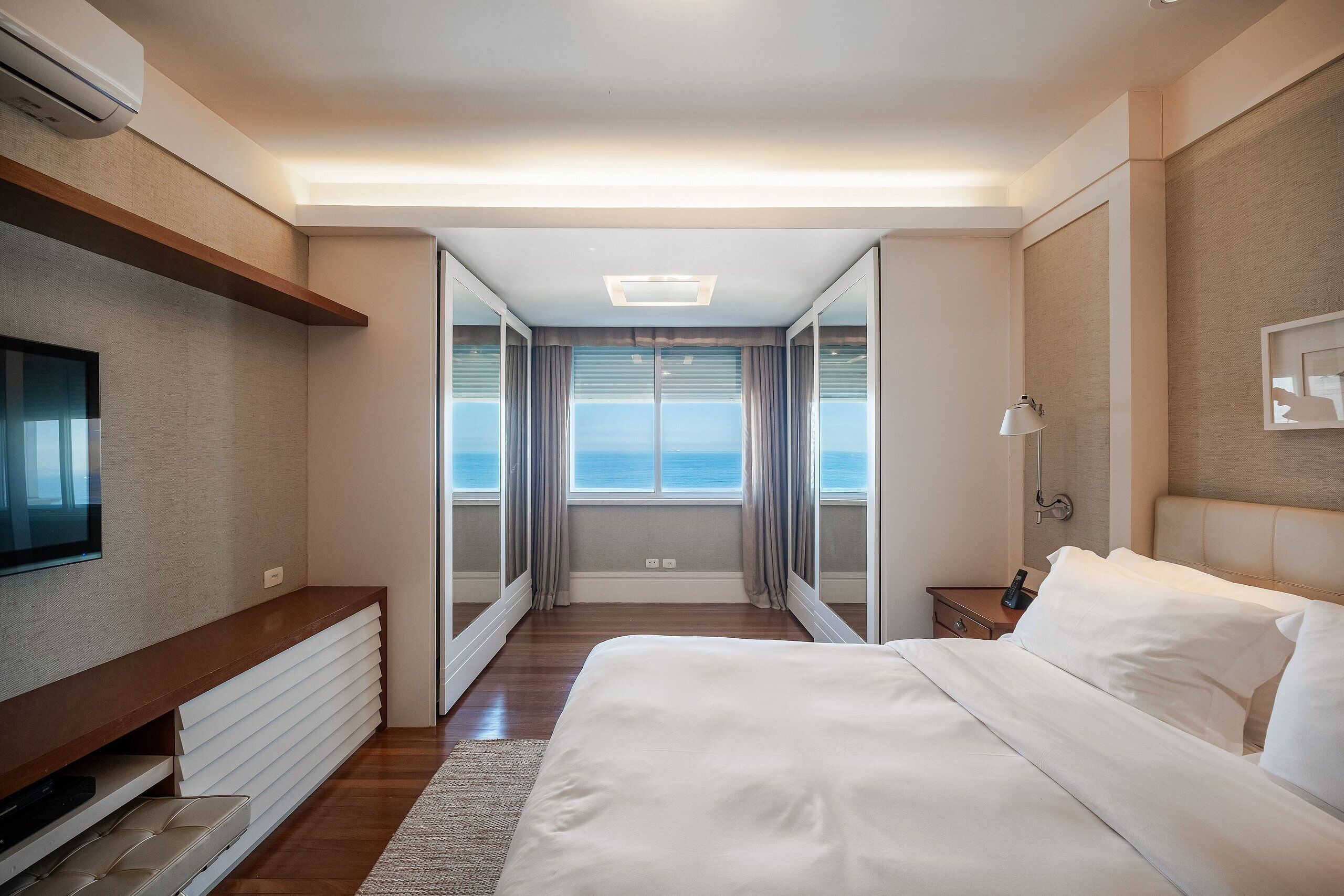 3 habitaciones, tabla de planchar con plancha y ropa de cama 