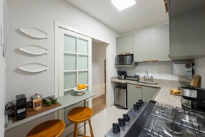 Refrigerador, microondas, horno y cafetera y tetera 