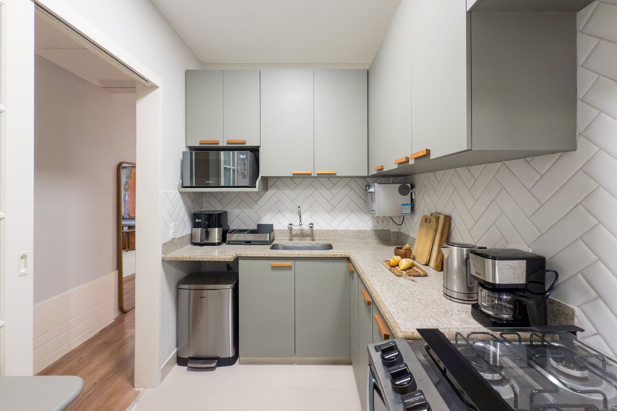 Kühlschrank, Mikrowelle, Ofen, Wasserkocher mit Kaffee-/Teezubehör