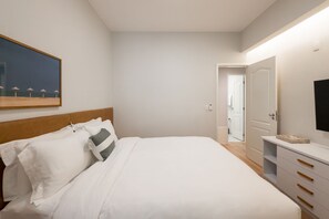 Tabla de planchar con plancha, acceso a internet y ropa de cama