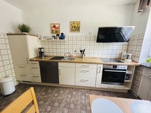 Kjøleskap, mikrobølgeovn, oppvaskmaskin og kaffetrakter/tekoker