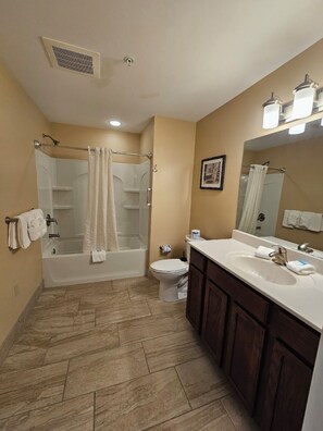 Combined shower/tub, free toiletries, hair dryer, towels - River's Edge (Gatlinburg)