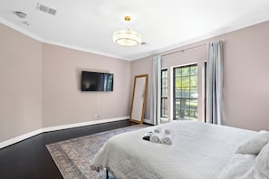 4 bedrooms, desk, iron/ironing board, free WiFi