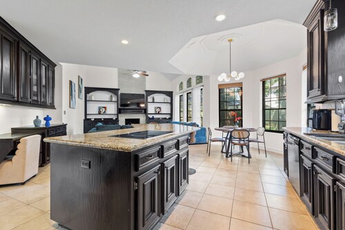 Luxe House + Sleeps 8+ SPA like Bathroom + Game Room + Near Chateau Nouvelle