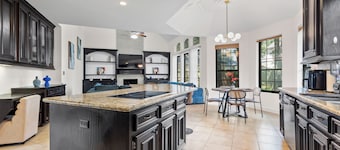 Luxe House + Sleeps 8+ SPA like Bathroom + Game Room + Near Chateau Nouvelle