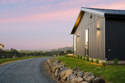 Stunning Modern Hillside Haven near Pukekohe