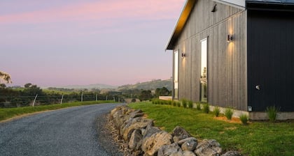Stunning Modern Hillside Haven near Pukekohe