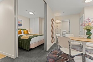 3 bedrooms, desk, iron/ironing board, WiFi - Gorgeous Abode With Pool and Parking near SkyTower (Auckland CBD)