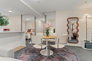Dining - Gorgeous Abode With Pool and Parking near SkyTower (Auckland CBD)
