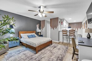 1 bedroom, iron/ironing board, WiFi - Peaceful and Modern Chic Home in Houston (Houston)