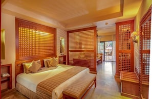 Junior Suite | Minibar, in-room safe, blackout curtains, iron/ironing board