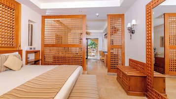 Suite junior | Minibar, caja fuerte, cortinas opacas y tabla de planchar con plancha