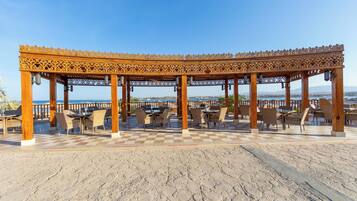 8 bars/lounges, beach bar