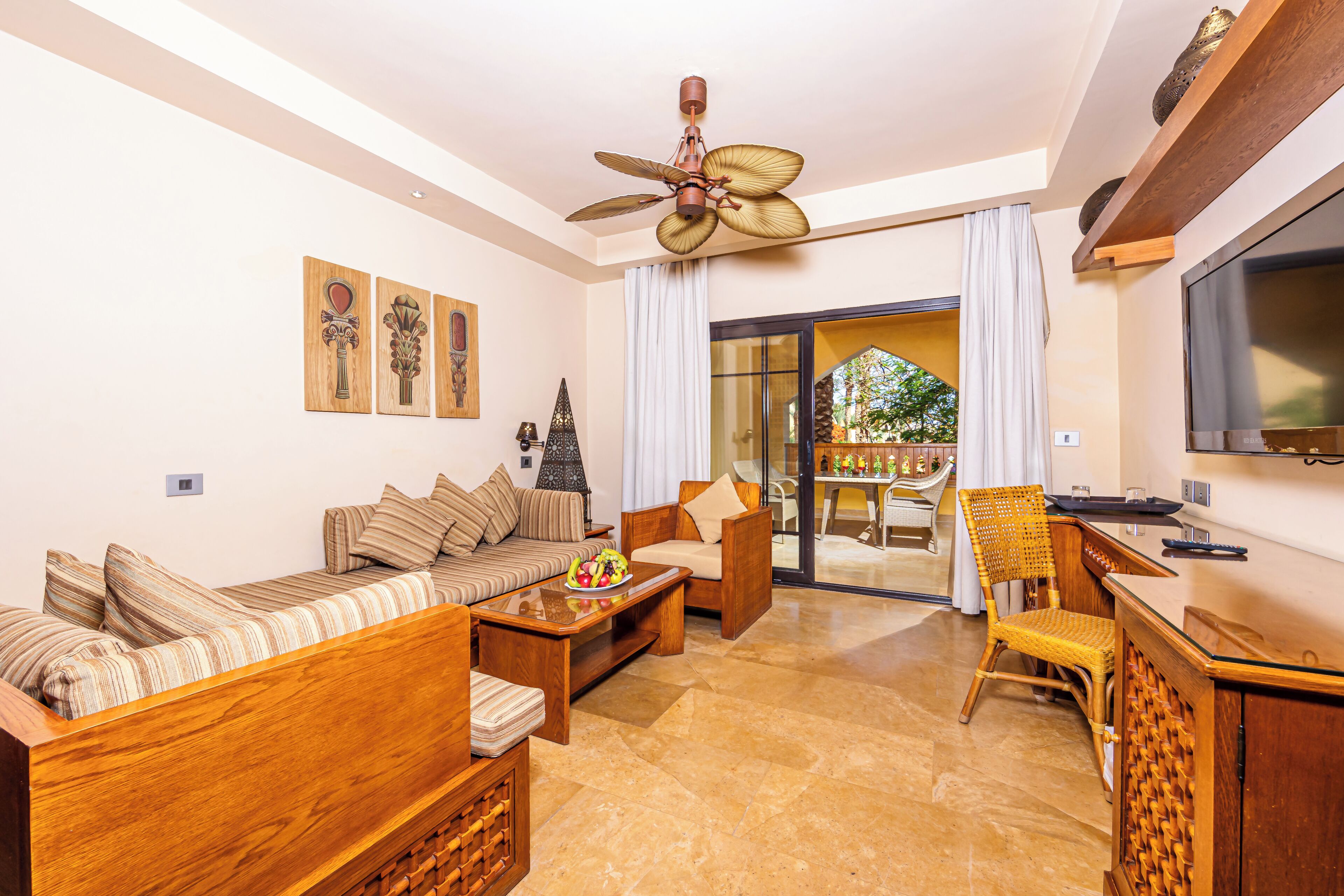 Suite junior | Área de sala de estar | Televisión de pantalla plana de 32 pulgadas con canales vía satélite 