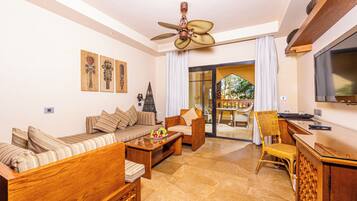 Suite junior | Área de sala de estar | Televisión de pantalla plana de 32 pulgadas con canales vía satélite