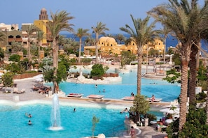 8 outdoor pools, pool umbrellas, lifeguards on site