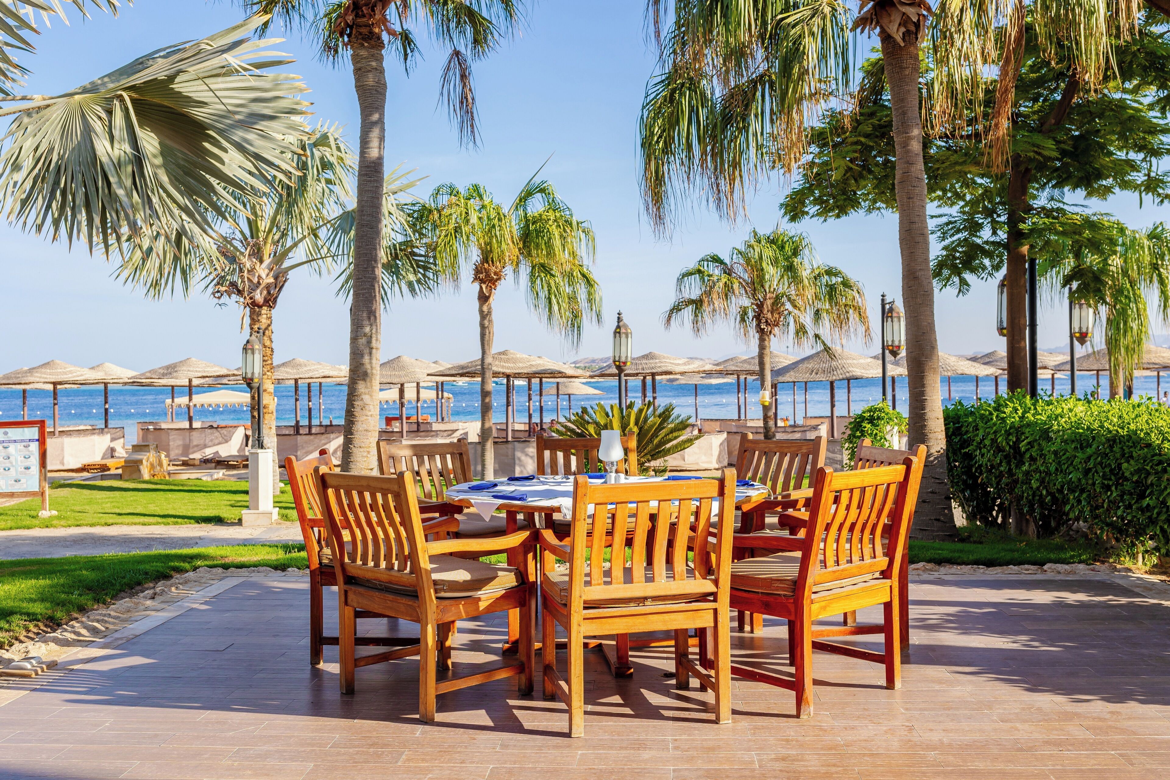 8 bars/lounges, beach bar