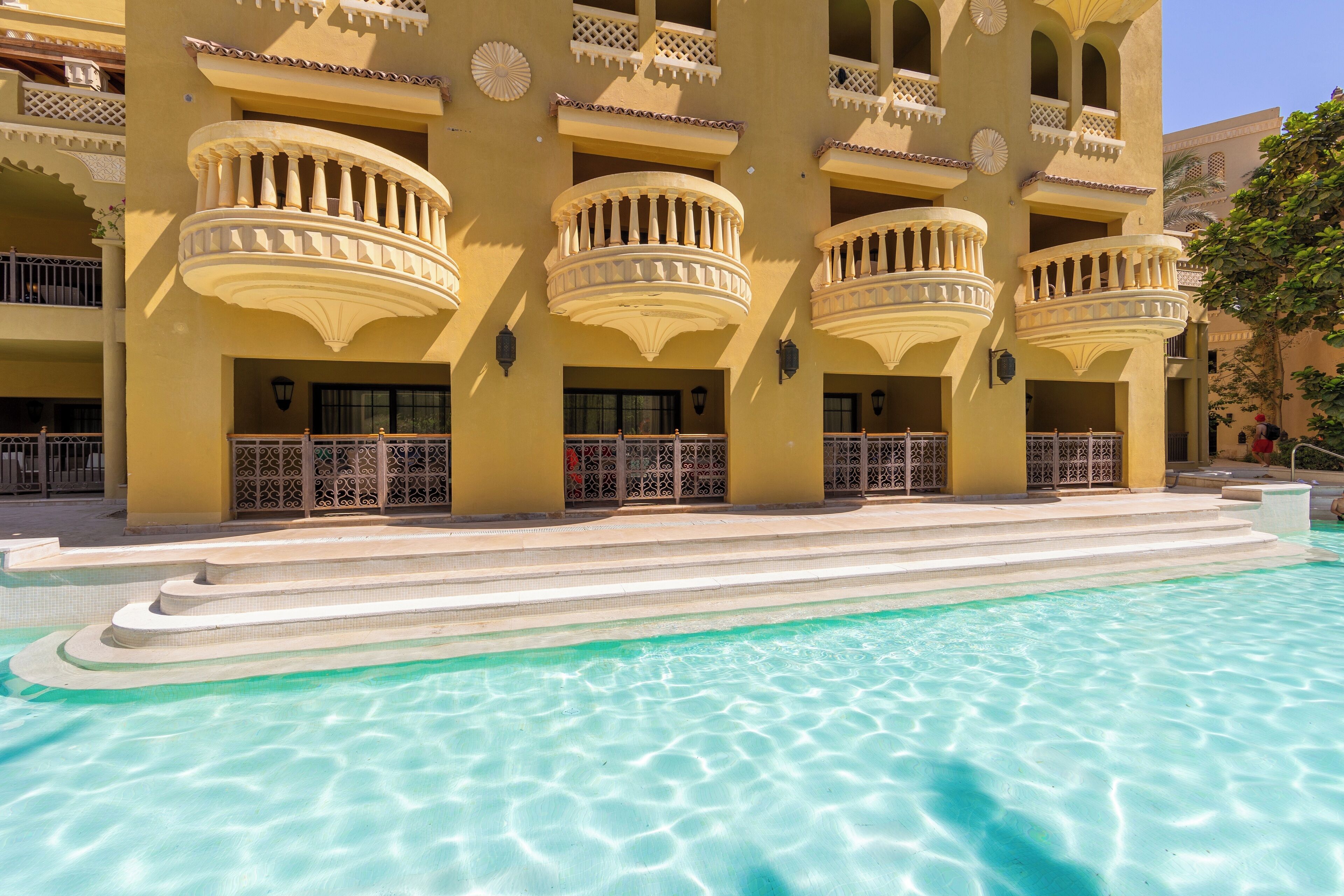 8 piscinas externas, guarda-sóis, salva-vidas no local