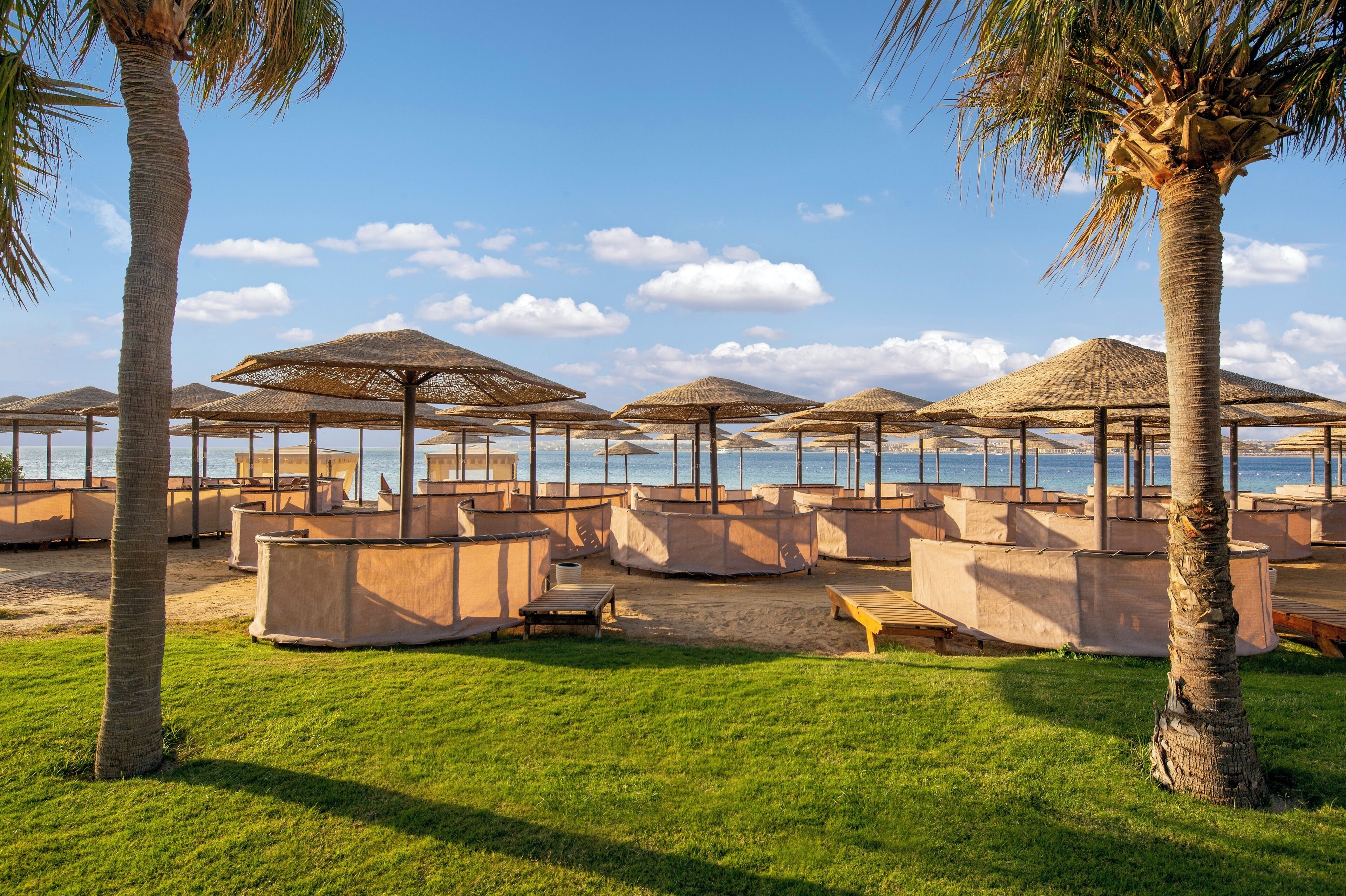 Plage privée, chaises longues, parasols, serviettes de plage