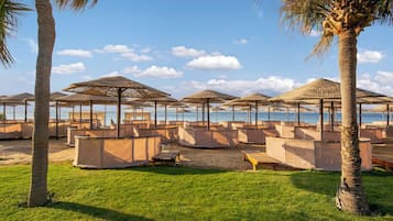 Plage privée, chaises longues, parasols, serviettes de plage