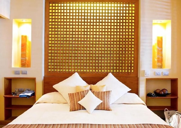 Junior Suite | Minibar, in-room safe, blackout curtains, iron/ironing board