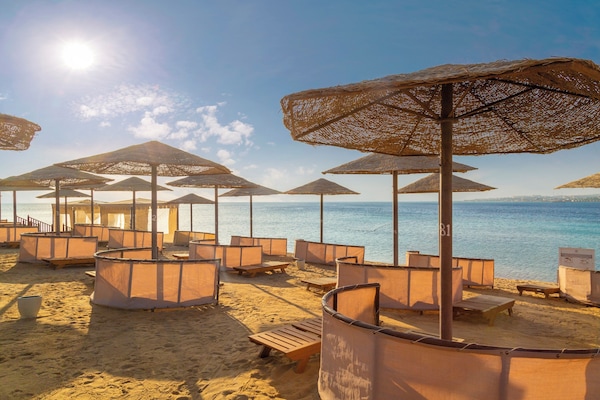Privatstrand, Liegestühle, Sonnenschirme, Strandtücher