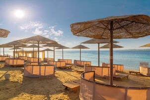 Playa privada, sillas reclinables de playa, sombrillas, toallas de playa
