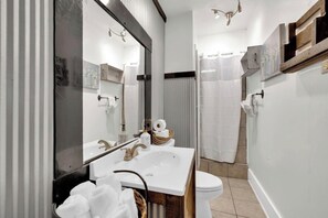 Suihku, hiustenkuivaaja, pyyhkeet, saippua