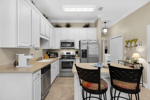 Kylskåp, mikrovågsugn, ugn och spishäll