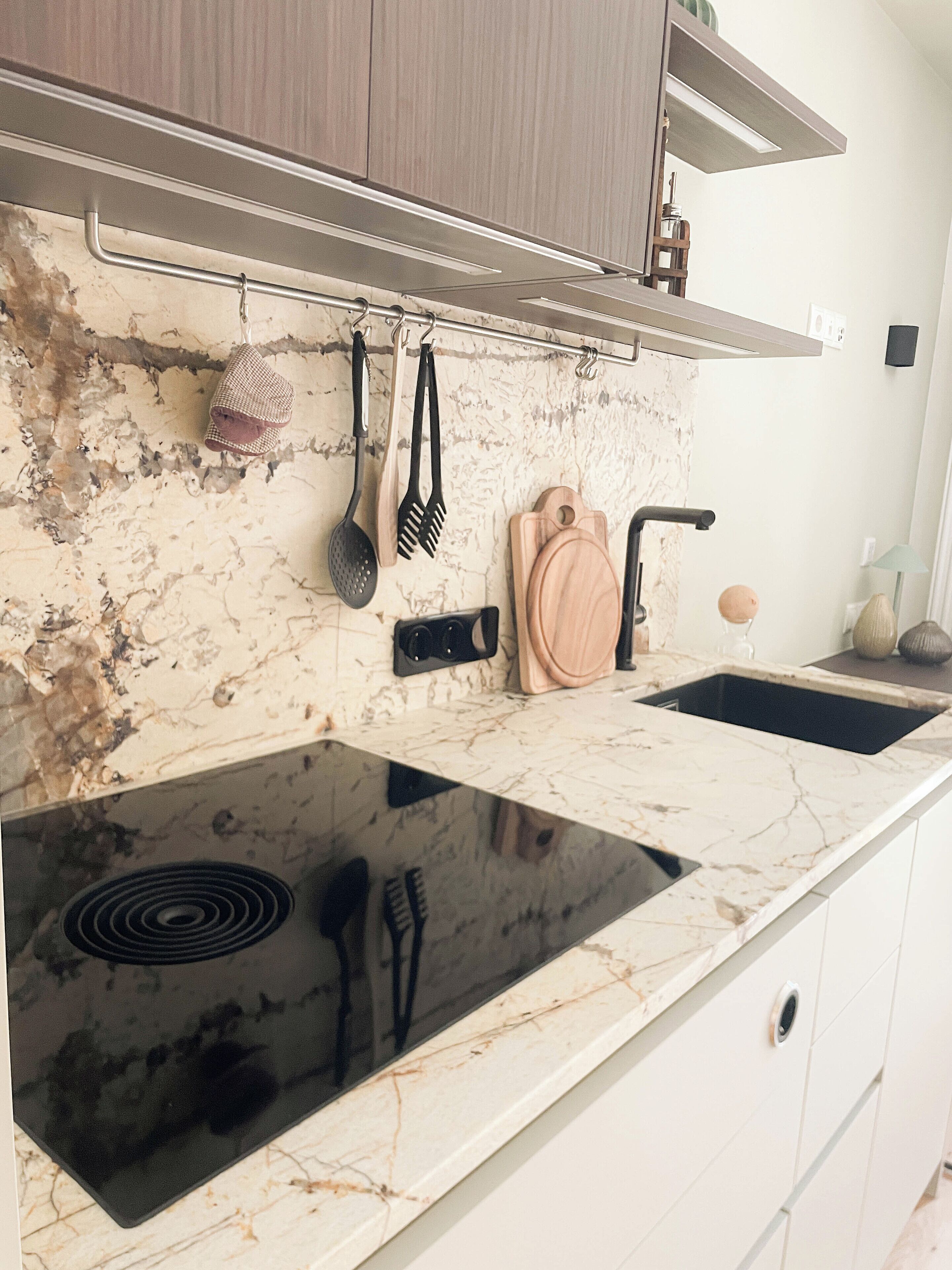 Frigorífico, placa de cocina, lavavajillas y cafetera o tetera