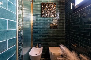 Dusche, Haartrockner, Bidet, Handtücher
