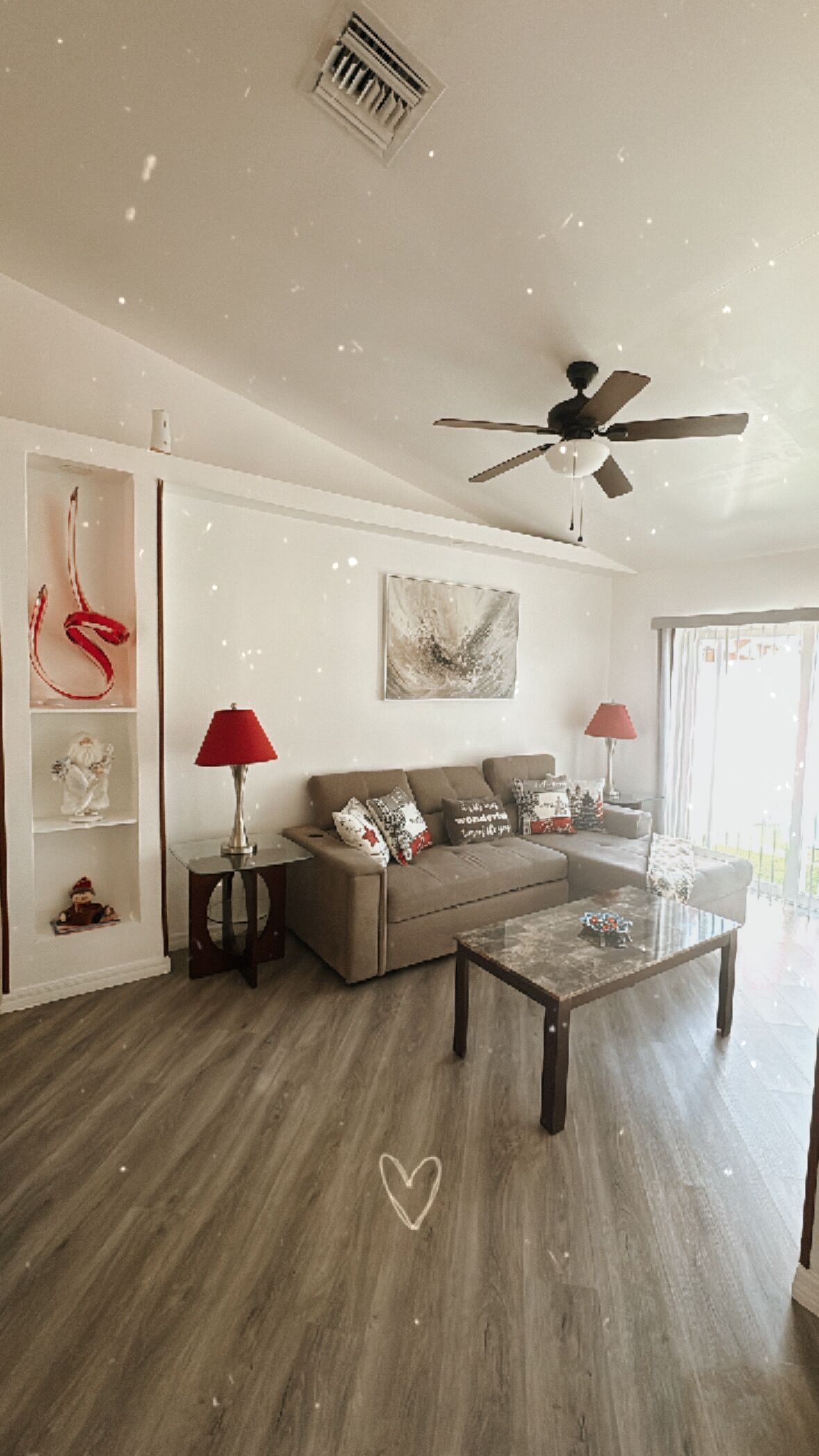 Een televisie en een open haard