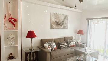 Een televisie en een open haard