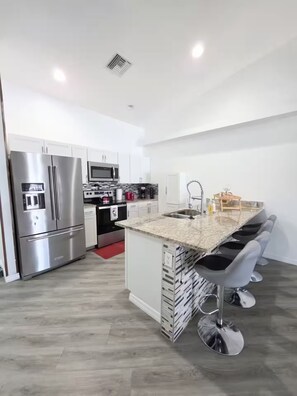 Een microgolfoven, een oven, een vaatwasser