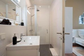 Shower, hair dryer, towels, soap - Central 40 sqm city apartment (No. 1) for 3 pers. (Saarbrücken)