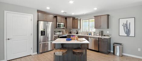 Jääkaappi, mikroaaltouuni, uuni, liesi