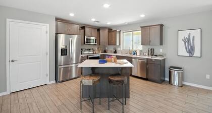 Serene Marana Retreat - Stunning Views, Wraparound Porch & Comfort