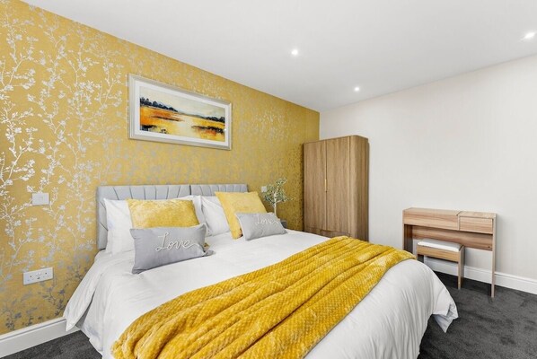 5 habitaciones, tabla de planchar con plancha y acceso a internet