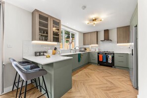 Refrigerador, microondas, horno, placa de cocina