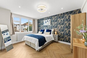 5 bedrooms, iron/ironing board, Internet, bed sheets