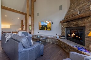Fernseher, Kamin, Bücher