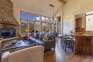 Téléviseur, foyer, livres