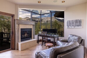 Téléviseur, foyer, livres