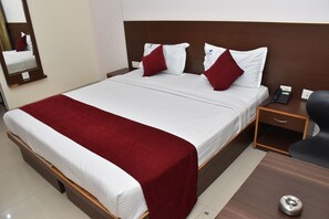 Desk, laptop workspace, iron/ironing board, free WiFi