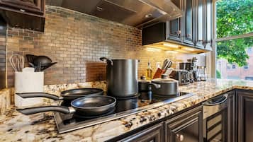 冰箱、微波炉、烤箱、炉灶