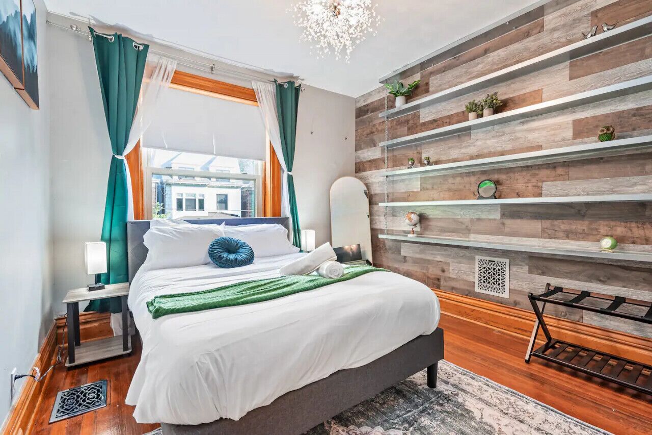 5 habitaciones, escritorio y tabla de planchar con plancha 