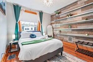 5 habitaciones, escritorio y tabla de planchar con plancha