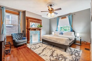 5 habitaciones, escritorio y tabla de planchar con plancha 