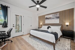 3 chambres, bureau, fer et planche à repasser, lit de bébé portatif