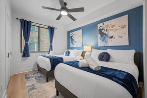 3 bedrooms, desk, iron/ironing board, travel crib - Flawless 3BR Suite | 4 beds|A+ Location w/ 2 Decks (Pittsburgh)